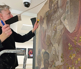 Profesionální tapetář při instalaci velkoformátové tapety v interiéru