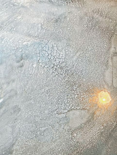 Detail struktury lité epoxidové podlahy – ukázka povrchu a designu metalízy