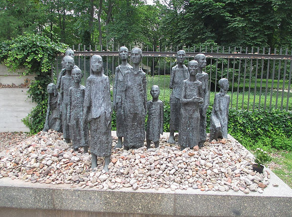 Sculpture_at_Jüdischer_Friedhof_Berlin-M