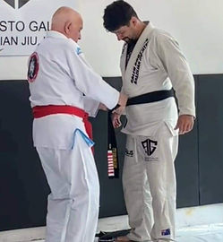 Augusto Galeb recebendo faixa