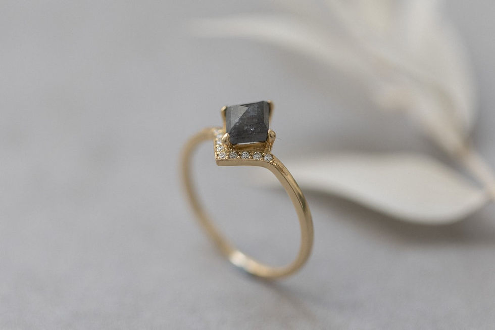 18ct Gold Rhombus Rose-cut Grey Diamond Ring (IOW194)