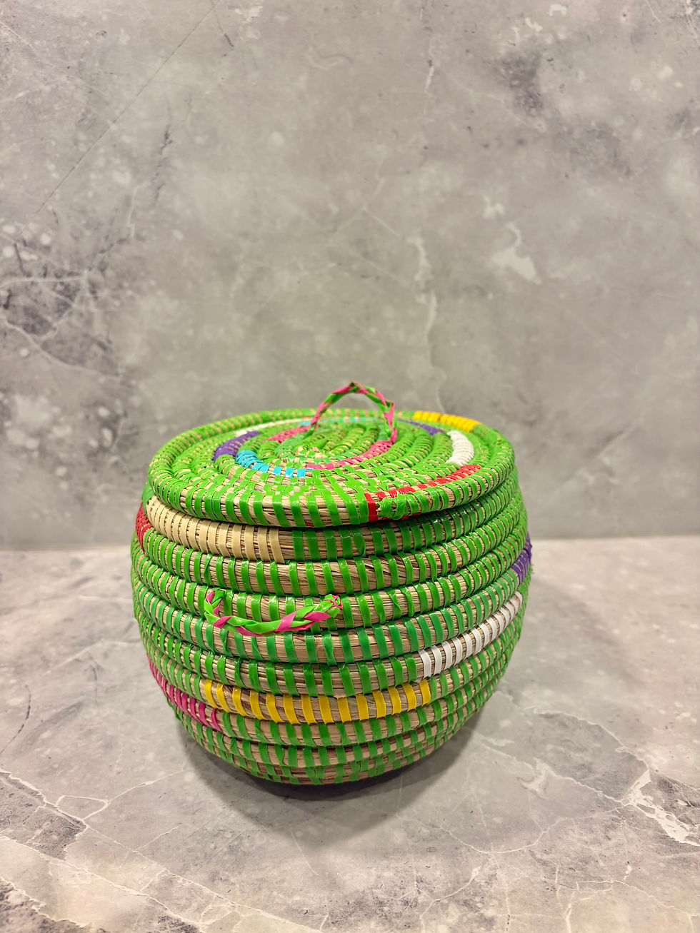 Thumbnail: "Fatoumata" - Ovale mand met plat deksel en lusjes S - Groen en multi