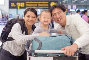 호치민에서 아기와 함께 유모차로 이동하는 가족 여행 모습, 더운 날씨 속에서도 카페와 쇼핑몰을 활용해 휴식하며 여행하는 모습, 베트남 호치민 가족 여행과 아기용품 준비를 보여주는 이미지