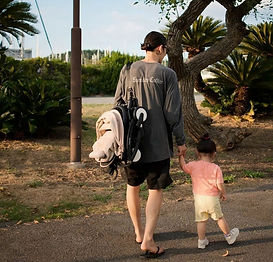 ベトナムで幼児用ベビーカーをレンタルする家族旅行の様子