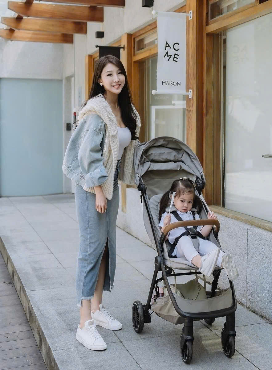 Renting stroller in Vietnam for family travel