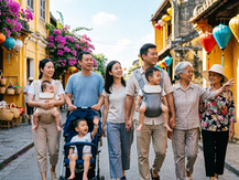 中国家庭带婴儿在越南会安古城街道旅行，父母使用婴儿背带轻松出行的亲子旅游场景
