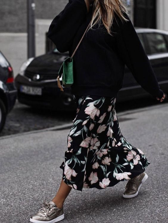 Robe fleurie et pull chaud