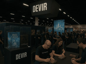 Stand de Devir en SPIEL Essen 2025 mostrando nuevos lanzamientos y autores firmando juegos ante el público
