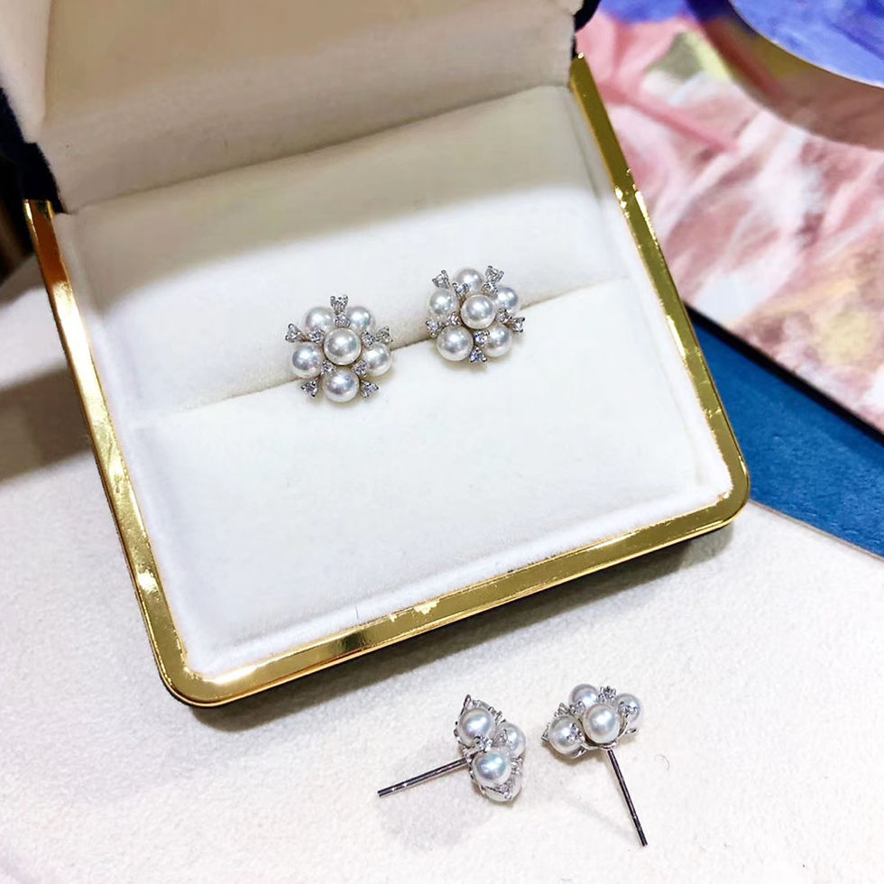 サムネイル： Petite Signature — Baby Akoya Pearl Diamond Floral Stud Earrings