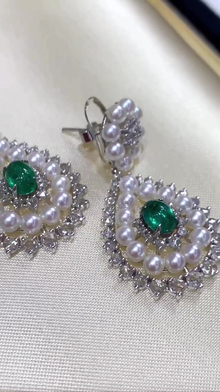 Miniaturbild: Crown Radiance — Emerald & Baby Akoya Pearl Teardrop Diamond Earrings