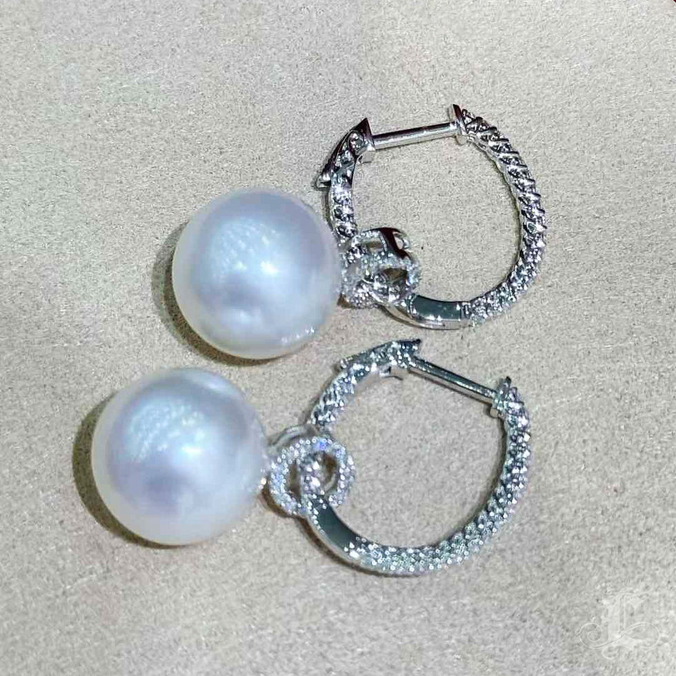 الصورة المصغرة: Sculpted Geometry — Convertible Diamond South Sea Pearl Earrings & Pendant