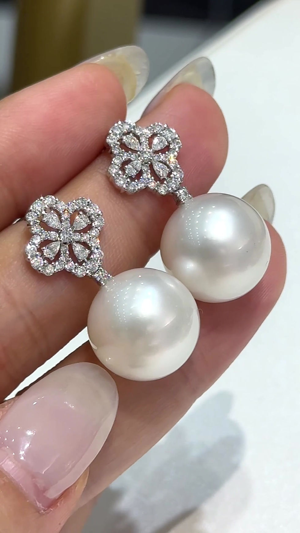 サムネイル： Crown Radiance — Aurora 14–15mm South Sea Pearl Diamond Blossom Earrings