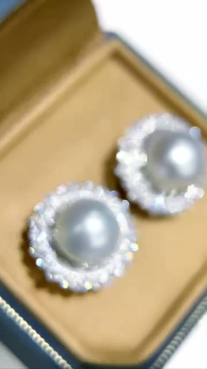 Miniatyrbild: Crown Radiance — Diamond Halo South Sea Pearl Classic Earrings