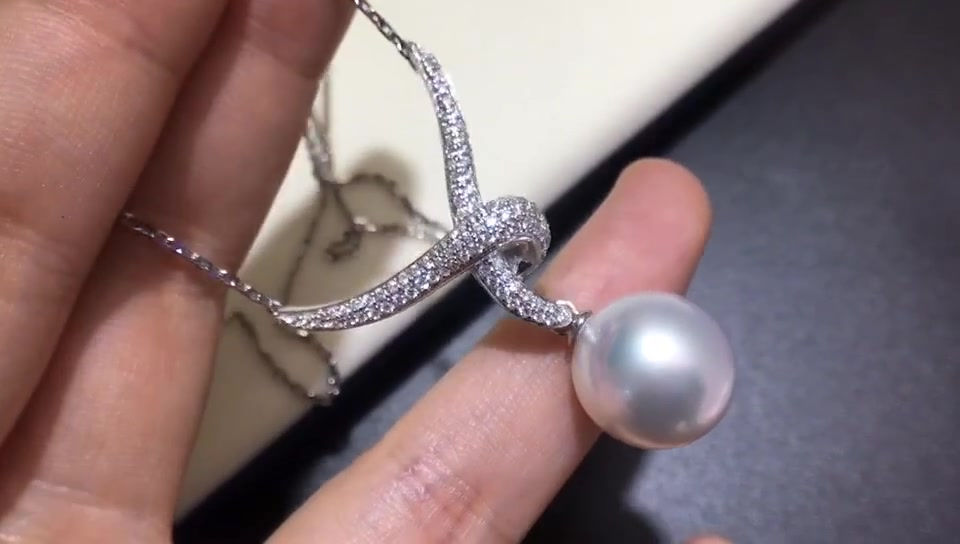 Miniaturbild: Crown Radiance — Transformable White South Sea Pearl Diamond Pendant