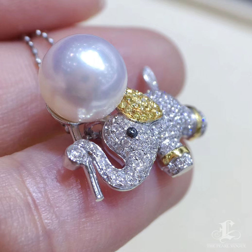 الصورة المصغرة: Énigma — Baby Elephant Akoya Pearl Diamond Pendant