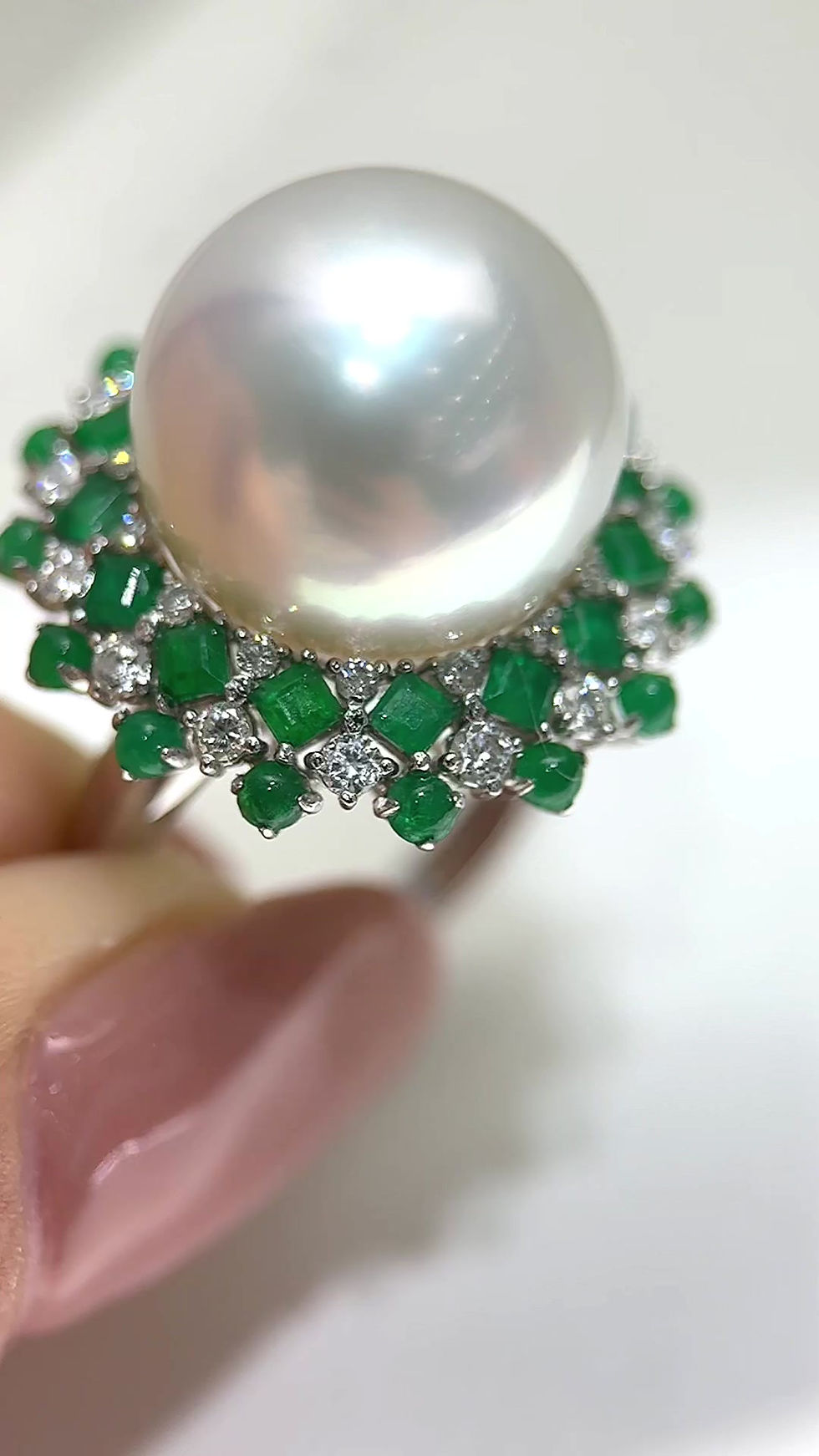 Miniaturbild: Crown Radiance — Emerald Halo South Sea Pearl Diamond Ring