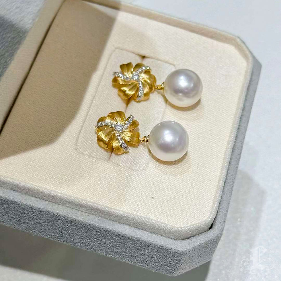 الصورة المصغرة: Crown Radiance — Aurora 10–11mm South Sea Pearl Diamond Petal Earrings