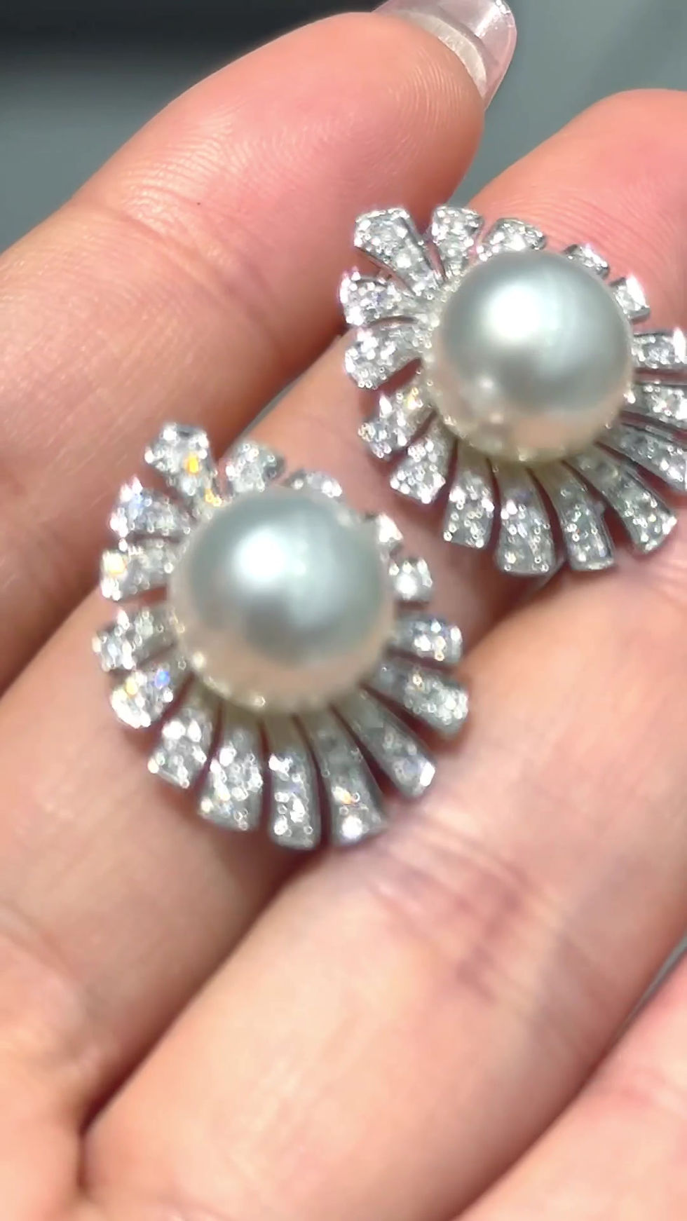 サムネイル： Crown Radiance — Aurora South Sea Pearl Sunburst Diamond Earrings