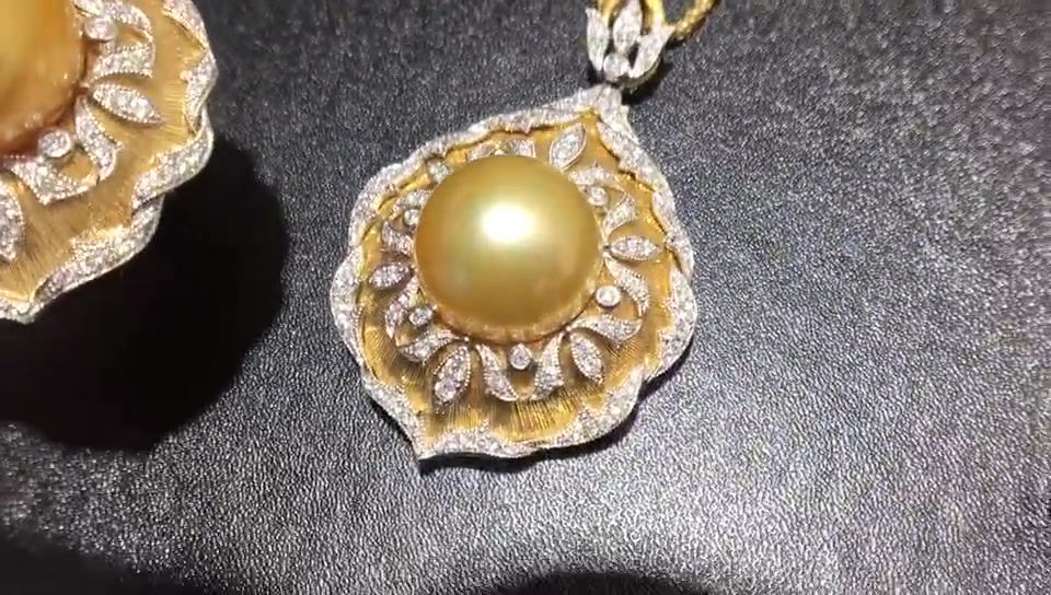 Miniatyrbild: Crown Radiance — Golden South Sea Pearl Diamond Regal Pendant