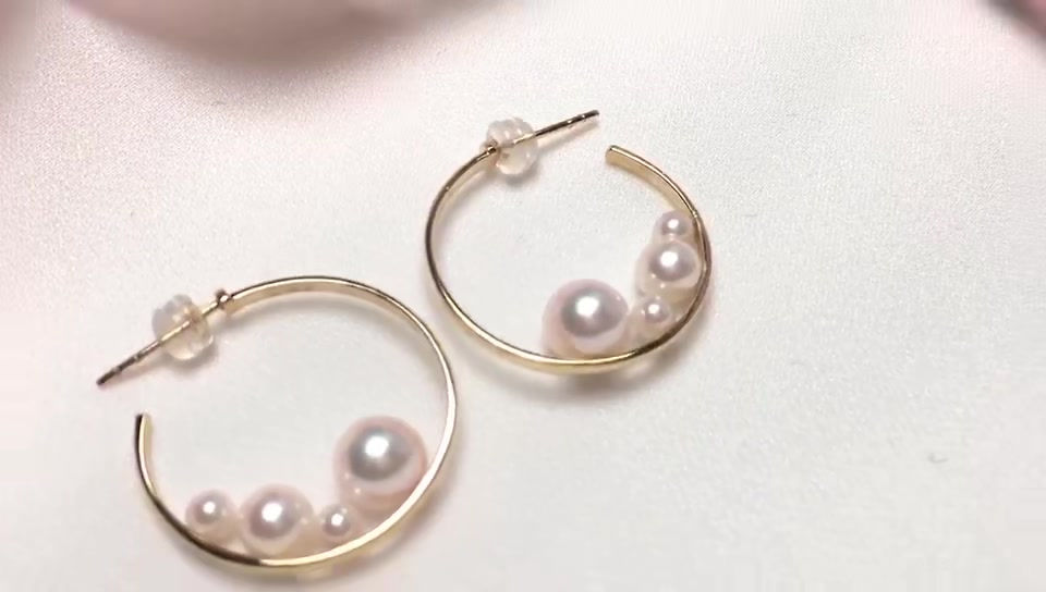 الصورة المصغرة: Petite Signature — Balance Arc Akoya Pearl Earrings in 18K Gold