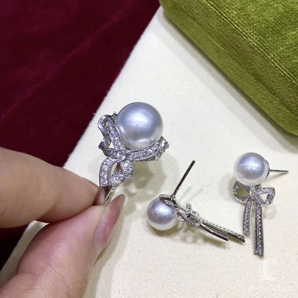 Miniaturbild: Crown Radiance — Diamond Bow Aurora South Sea Pearl Ring