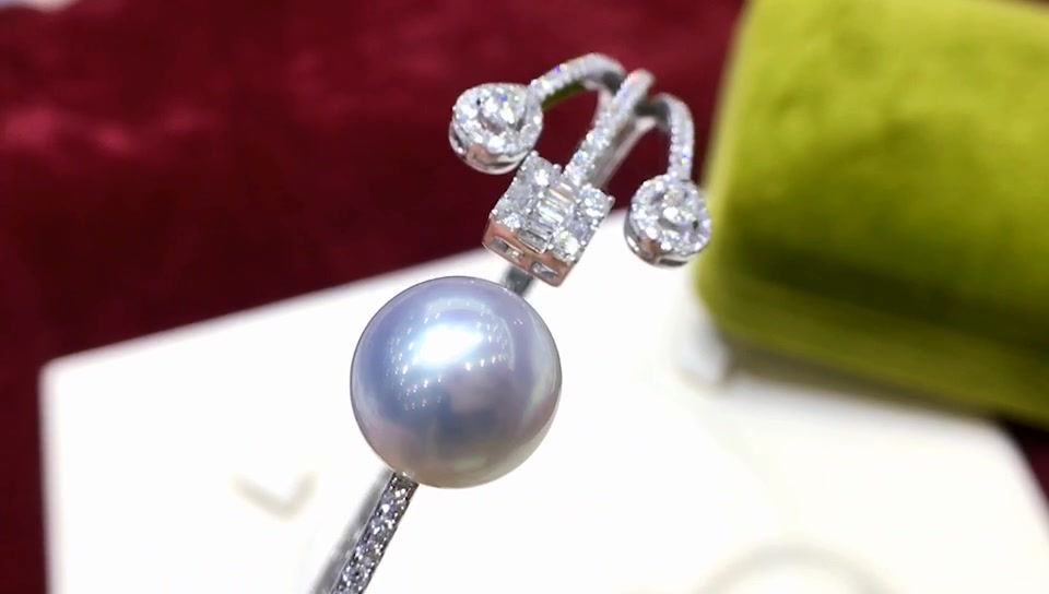 섬네일: Sculpted Geometry — Modern South Sea Pearl Baguette Diamond Open Cuff Bracelet