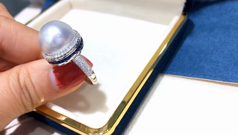 Miniaturbild: Sculpted Geometry — Sapphire Halo South Sea Pearl Ring, 18k White Gold