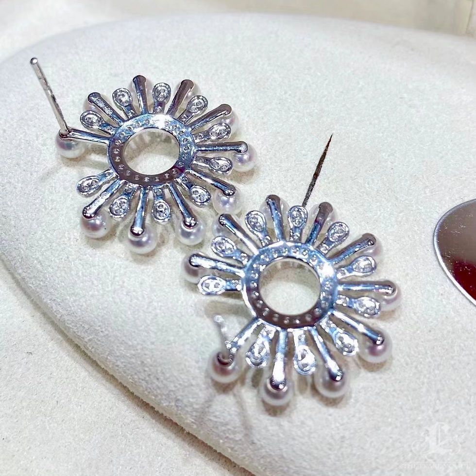 섬네일: Sculpted Geometry — Aurora Baby Akoya Pearl & Diamond Halo Earrings