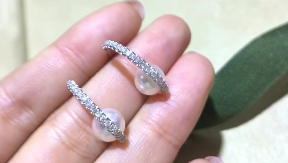 サムネイル： Lustre Arc — Akoya Pearl & Diamond Pavé Hoop Earrings in 18K White Gold