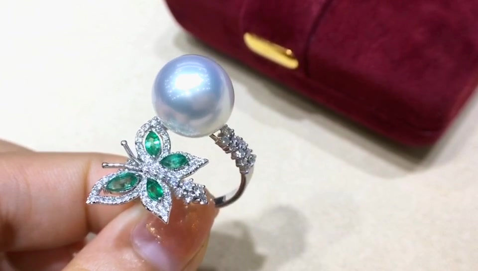 Miniaturbild: Vine Symphony — Emerald Butterfly South Sea Pearl & Diamond Ring