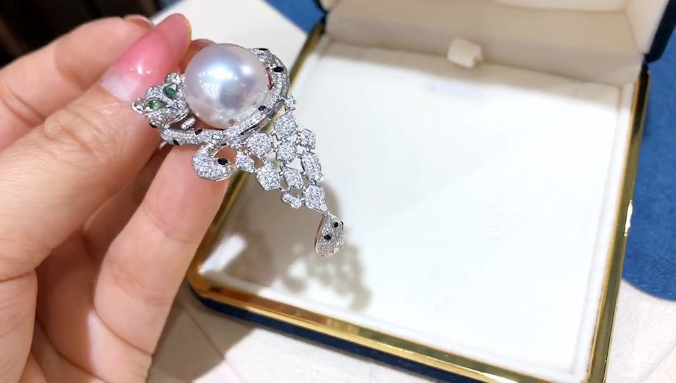 サムネイル： Crown Radiance — Panther South Sea Pearl Diamond Pendant