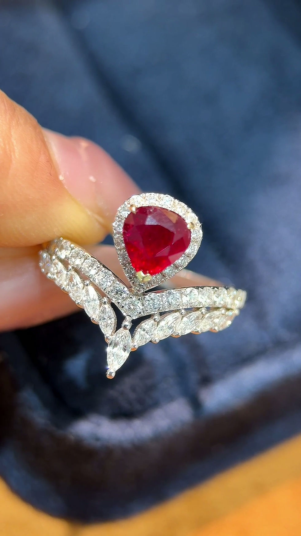 Miniatyrbild: Énigma — AIGS Certified 1.04ct Crimson Bloom Pigeon Blood Ruby Crown Ring