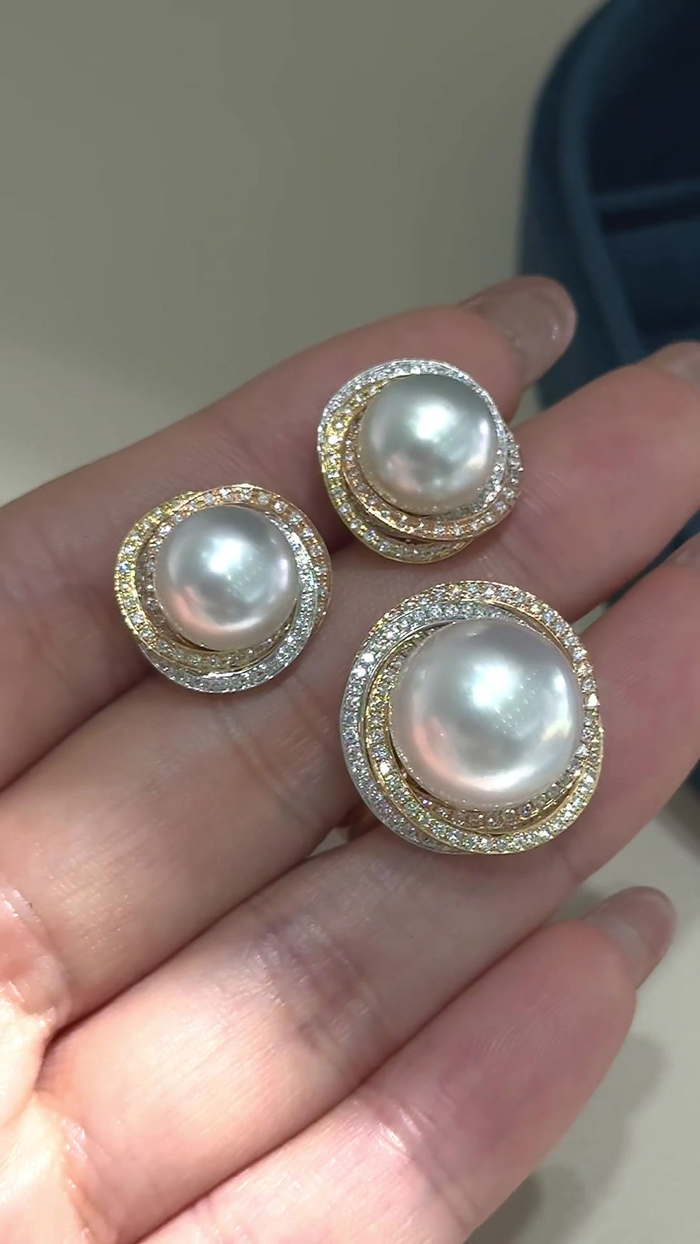 섬네일: Crown Radiance — Classic South Sea Pearl & Diamond Halo Earrings