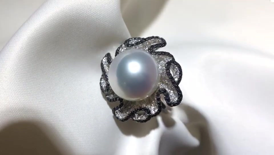 サムネイル： Crown Radiance — White South Sea Pearl Black & White Diamond Ring