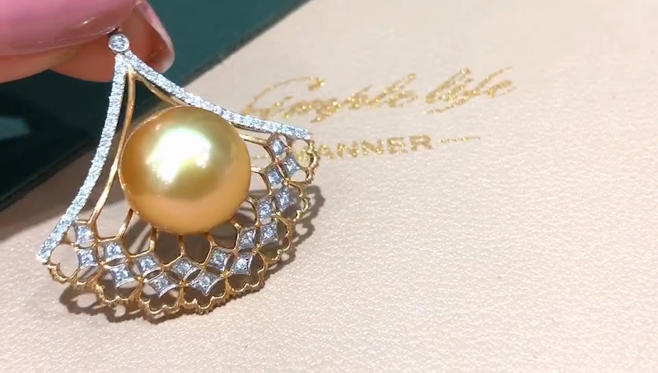 サムネイル： Crown Radiance — Golden South Sea Pearl Diamond Pendant