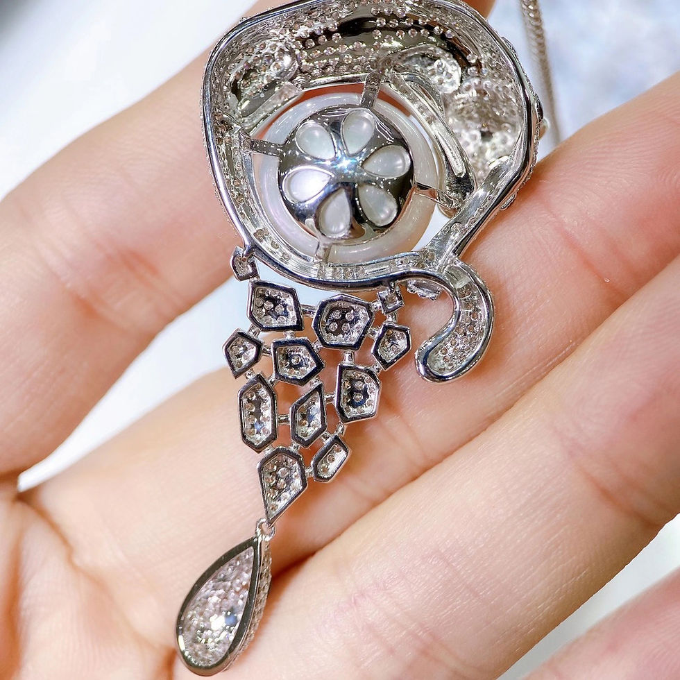 الصورة المصغرة: Crown Radiance — Panther South Sea Pearl Diamond Pendant