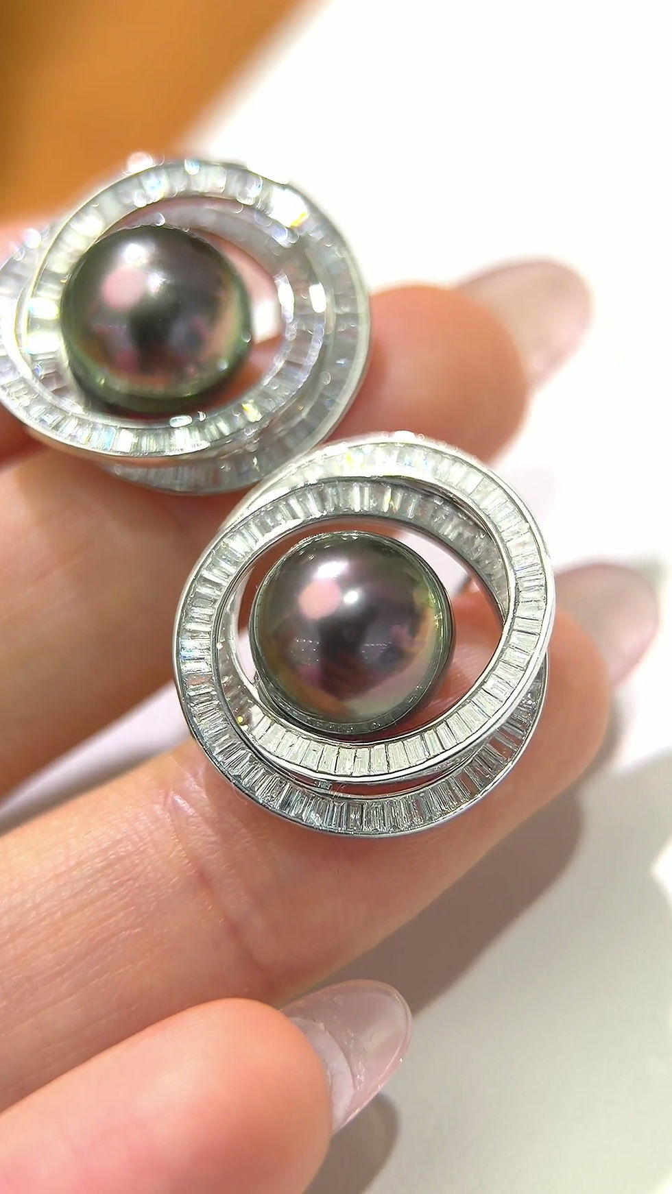 Miniatura: Crown Radiance — Orbit Tahitian Pearl Diamond Earrings