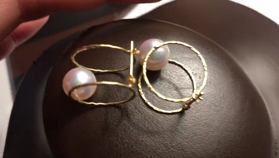 Thumbnail: Petite Signature — Textured Hoop Akoya Pearl Earrings
