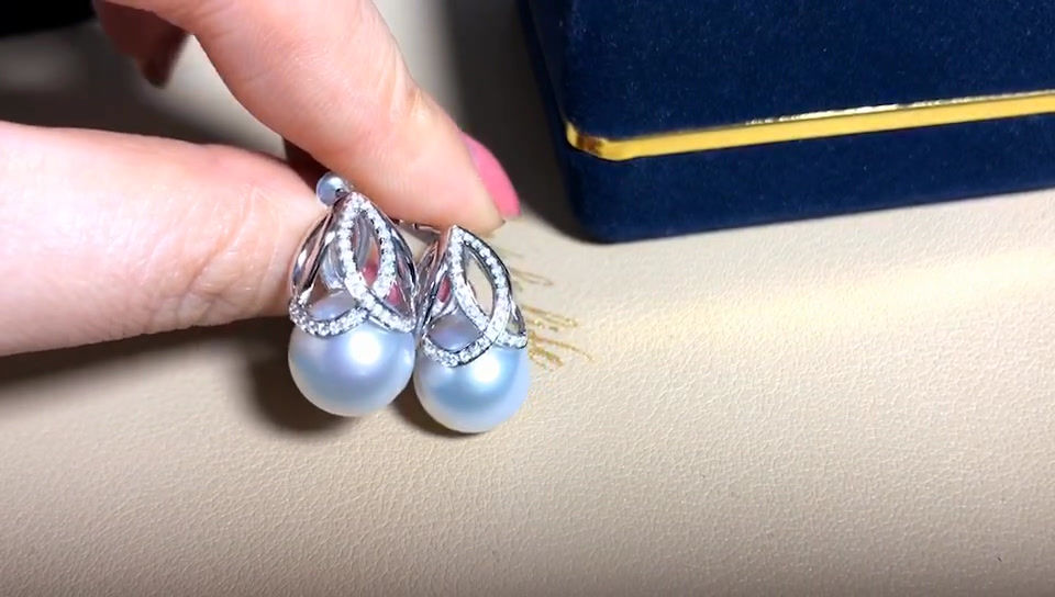 섬네일: Lustre Arc — Diamond Lattice South Sea Pearl Earrings