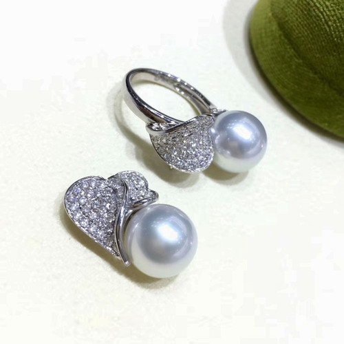 Lustre Arc — Heart-Line Diamond White South Sea Pearl Pendant