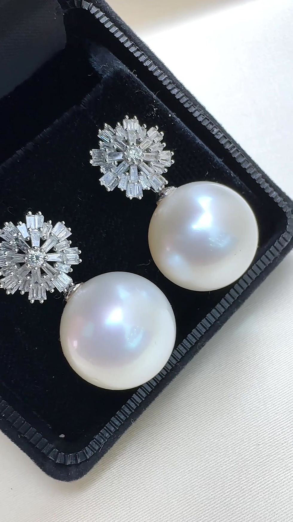 الصورة المصغرة: Crown Radiance — South Sea Pearl & Diamond Starburst Earrings