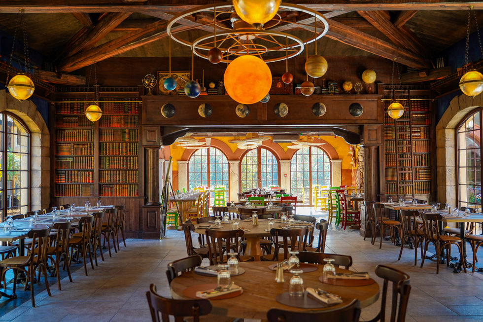 Rendu 3D salle des savoirs restaurant ERIZO Nigloland, lustre héliocentrique sur mesure, design immersif L'Atelier des Mondes