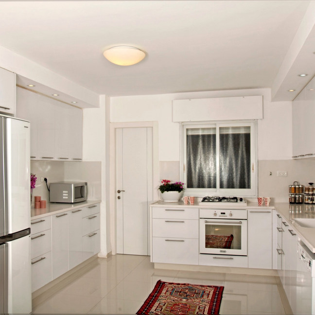 מטבח גדול לבן