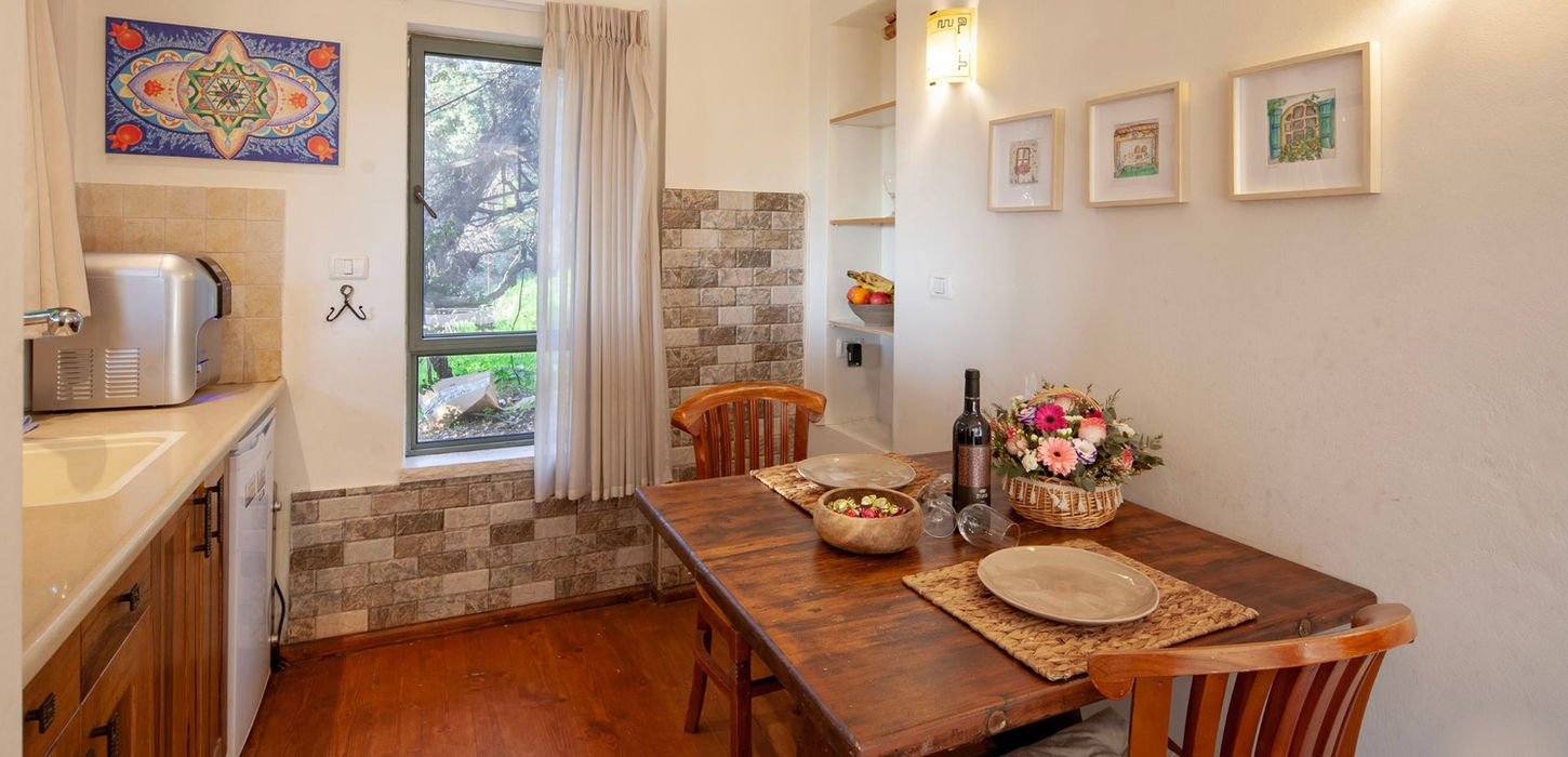 מבט למטבח ופינת האוכל הזוגית