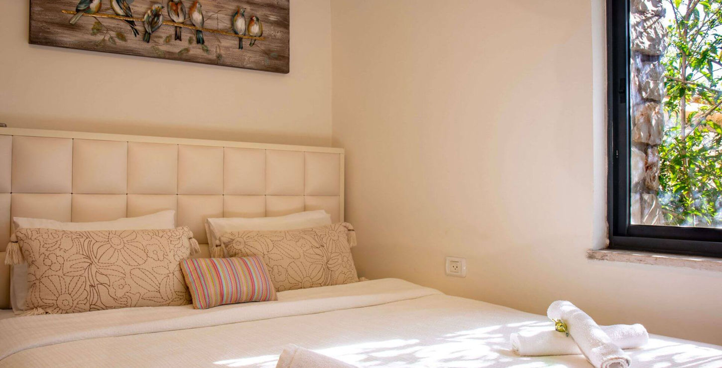 מיטה זוגית בחדר השינה