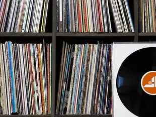 Vinyl’s Comeback: A Lesson for Human Creativity in the AI Age