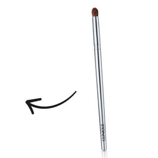 Pincel de sombra para esfumar. Comúnmente llamado “pincel pinito” ya que su punta redondeada es ideal para crear el sombreado que marca la profundidad en el arco del ojo y es fundamental para lograr transición entre los distintos tonos de sombras que utilices y a esfumar los bordes para que no queden rígidos.