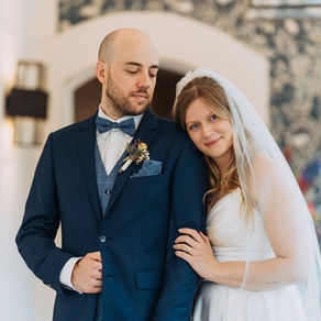 Brautpaar bei seiner Hochzeit im Bridgerton Style im Landhotel Sophienhöhe Kerpen