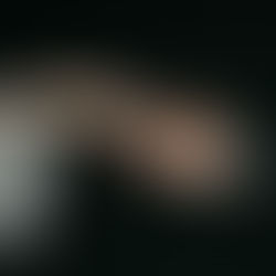 Elegantes Brautpaar reicht sich die Hand bei eleganter schwarz-weißer Hochzeit