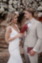 Elegante Braut gibt ihrem Bräutigam das Eheversprechen bei Strandhochzeit